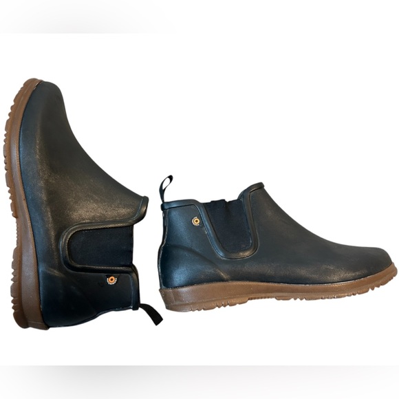 Bogs 7.5 slip on boots short good condition- elastic on side stretched priced ac - Picture 1 of 15